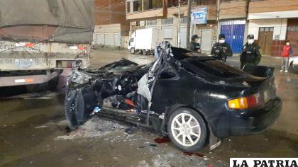 Los vecinos sacaron los fierros para intentar llevar al hospital al afectado /LA PATRIA