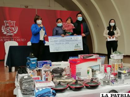 Entrega del premio mayor de 50 mil Bs. /LA PATRIA