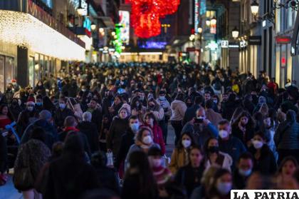 Unas personas que portan mascarillas caminan por el centro de Madrid 
/AP Foto/Bernat Armangue
