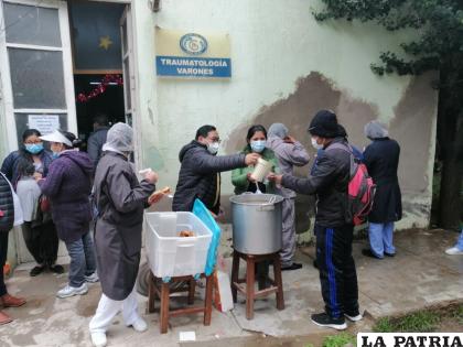 Chocolatada con todo el personal de salud /LA PATRIA
