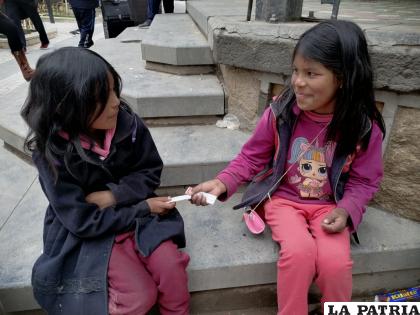 Niñas que vender curitas en las calles /LA PATRIA
