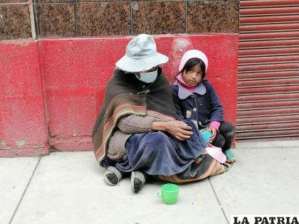 Abuelita junta lo suficiente para la ropa de su nieta /LA PATRIA