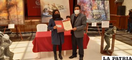 La ganadora del máximo premio recibe el certificado y cheque respetivo /LA PATRIA