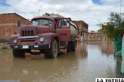 Un carro cisterna del GAMO intenta sacar el agua /LA PATRIA