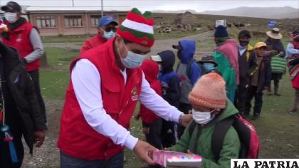 Niños recibieron los regalos con gran alegría /GADOR
