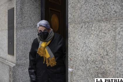 Bobbi Sternheim, abogada de Ghislaine Maxwell, llega a la corte federal /AP Foto/Yuki Iwamura