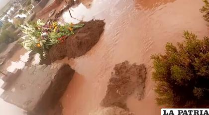 Nichos quedaron bajo el agua en el cementerio de Villa Esperanza /LA PATRIA