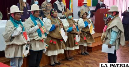Las autoridades de Chipaya ayer juraron trabajar en beneficio de su pueblo /la patria