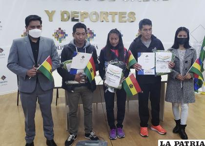Durante la entrega de pasajes de ida y vuelta a los atletas Camargo y Gonzales /APG