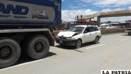 El camión intentó escapar del bloqueo y colisionó contra el taxi al retroceder  /LA PATRIA