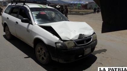 El capó del taxi quedó afectado por el impacto /LA PATRIA