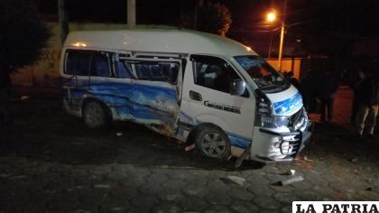 El minibús fue afectado y 7 pasajeros heridos  /LA PATRIA

