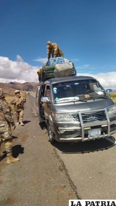 Cuatro minibuses fueron intervenidos por militares en el cruce a Huanuni /Viceministerio de Lucha Contra el Narcotráfico