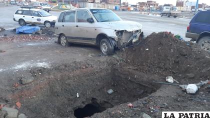 El taxi estuvo a poco de encunetarse en un hoyo /LA PATRIA