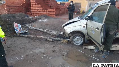 El conductor embistió unos letreros y chocó contra un promontorio de tierra /LA PATRIA