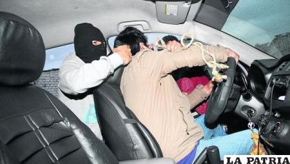 Los sindicados le apuntaron con un arma para robarle el taxi /Foto Correo
