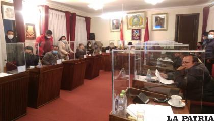 El Concejo Municipal reinstaló la sesión a las 03:16 horas de hoy /CMO