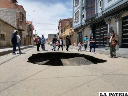 Gran sifonamiento en medio de la calle /LA PATRIA
