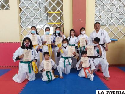 La delegación de Huanuni participó de la entrega de certificados /LA PATRIA