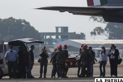 Un ataúd que contiene los restos de un migrante guatemalteco muerto en un accidente de camión en el sur de México / AP Foto/Oliver de Ros