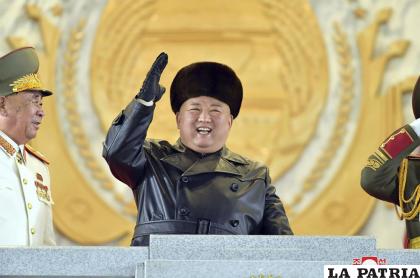 El líder norcoreano Kim Jong Un saluda mientras asiste a un desfile militar /Agencia Central de Noticias de Corea / Servicio de Noticias de Corea vía AP, archivo
