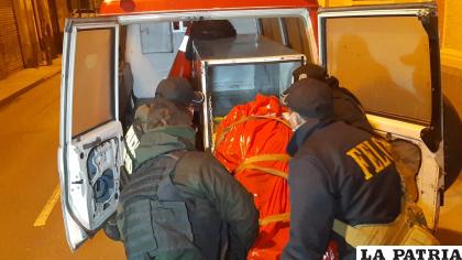 Policías trasladan el cadáver a la morgue /LA PATRIA