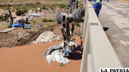 El camión quedó suspendido entre el río y el puente /Cortesía