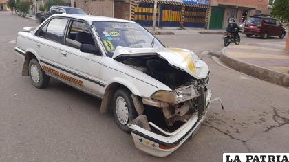 El taxi tiene daños materiales tras la colisión/LA PATRIA