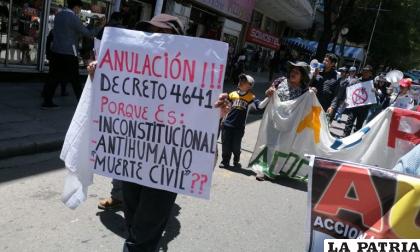 Los “antivacunas” marcharon este jueves por la ciudad de La Paz /Erbol