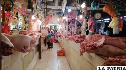 Venta de cerdo en el Mercado Campero /LA PATRIA
