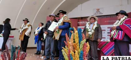 Un total de 446 personas de Oruro y Potosí fueron certificados por Competencias en diferentes rubros /LA PATRIA