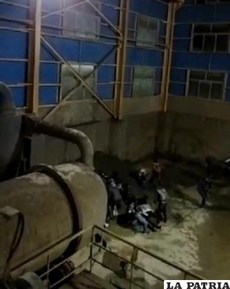Un video muestra el momento en el que sacan el estaño /LA PATRIA 