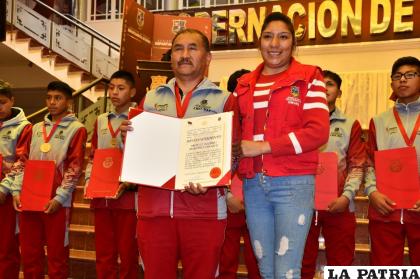 El profesor Guillermo Martínez recibe el reconocimiento/LA PATRIA 
