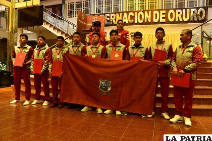 Integrantes del equipo de futsal que recibieron la distinción
/LA PATRIA