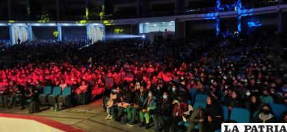 El escenario del ¡Aquí?Canta Bolivia! Con un público entusiasta /LA PATRIA 
