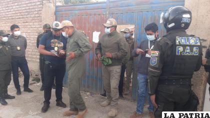 Varias unidades de la Policía y el fiscal verificaron el ilícito /LA PATRIA
