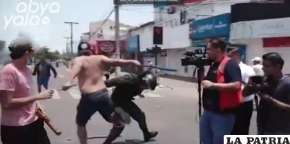 Momento en el que el efectivo es agredido /Captura de video