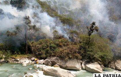 Llevan agua del río para tratar de controlar los incendios /ALCALDÍA CHARAZANI