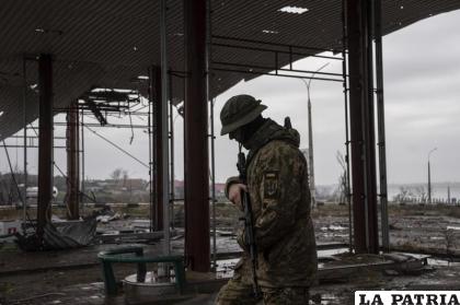 Un soldado ucraniano en Jersón, Ucrania /AP Foto /Evgeniy Maloletka