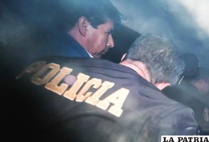El presidente destituido de Perú, Pedro Castillo, es escoltado por la policía en la comisaría donde está detenido en Lima /AP Foto /Renato Pajuelo