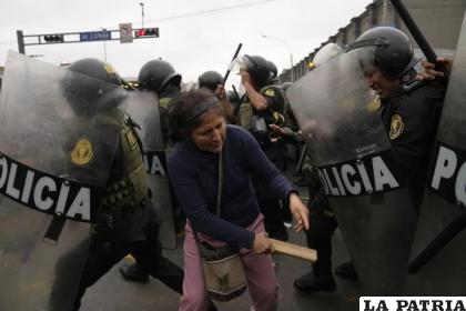 Partidarios del expresidente confrontan a policías antidisturbios que rodean la comisaría a la que llegó Castillo /AP Foto /Martín Mejía