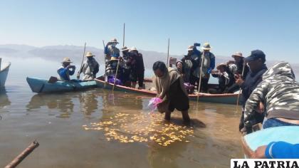 Este año, autoridades originarias pidieron con un ritual que suba el caudal del lago Poopó y que frene la contaminación /Archivo 
