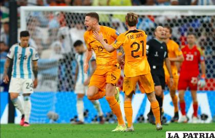 Con doblete de Wout Weghorst Países Bajos igualó el marcador
/infobae.com
