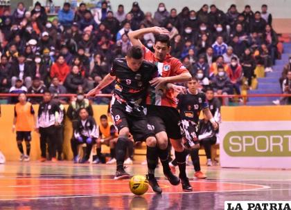 El público orureño apoyó al cuadro local durante todo el partido 
/Emilio Castillo