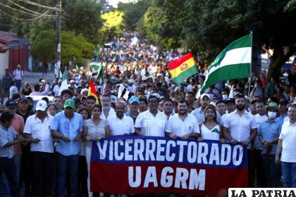 La marcha liderada por los cívicos cruceños / EL DÍA