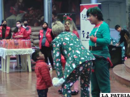 Muchas veces los niños trabajadores no pueden disfrutar de su infancia, por eso se les regaló esta jornada diferente /LA PATRIA
