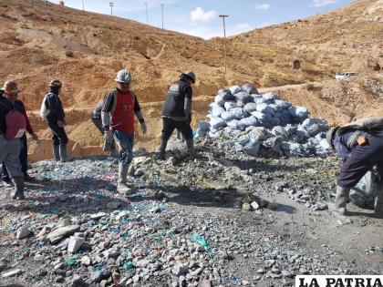 Cooperativistas retiran residuos de mineral y basura /DSA-GAMO