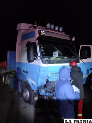 El conductor del tractocamión fue socorrido a un centro de salud /Cortesía
