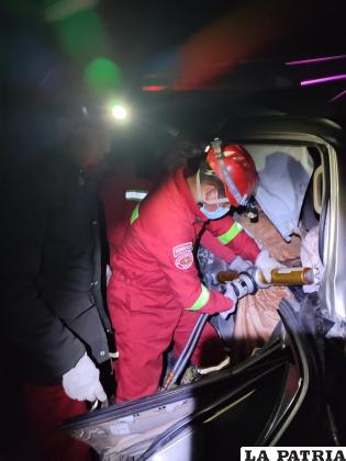 Bomberos rescata los cuerpos de las víctimas /Cortesía