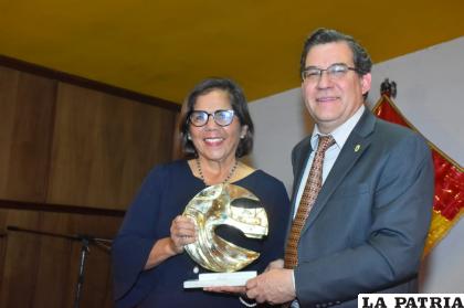 El presidente de la ALPL, Raúl Peñaranda entrega el Premio Nacional de Periodismo 2022 a Maggy Talavera / APG
